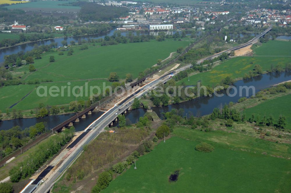 Roßlau from the bird's eye view: Blick auf verschiedene Brückenbauwerke an der Baustelle zum Ausbau der B184 zwischen Dessau und Roßlau in Sachsen-Anhalt. Die B184 wird aufgrund des gestiegenen Verkehrsaufkommens 4-streifig über den Verlauf der Elbe hinweg ausgebaut.Bauherr ist der Landesbetrieb Bau Sachsen-Anhalt, die Projektleitung liegt bei SCHÜßLER-PLAN Berlin.