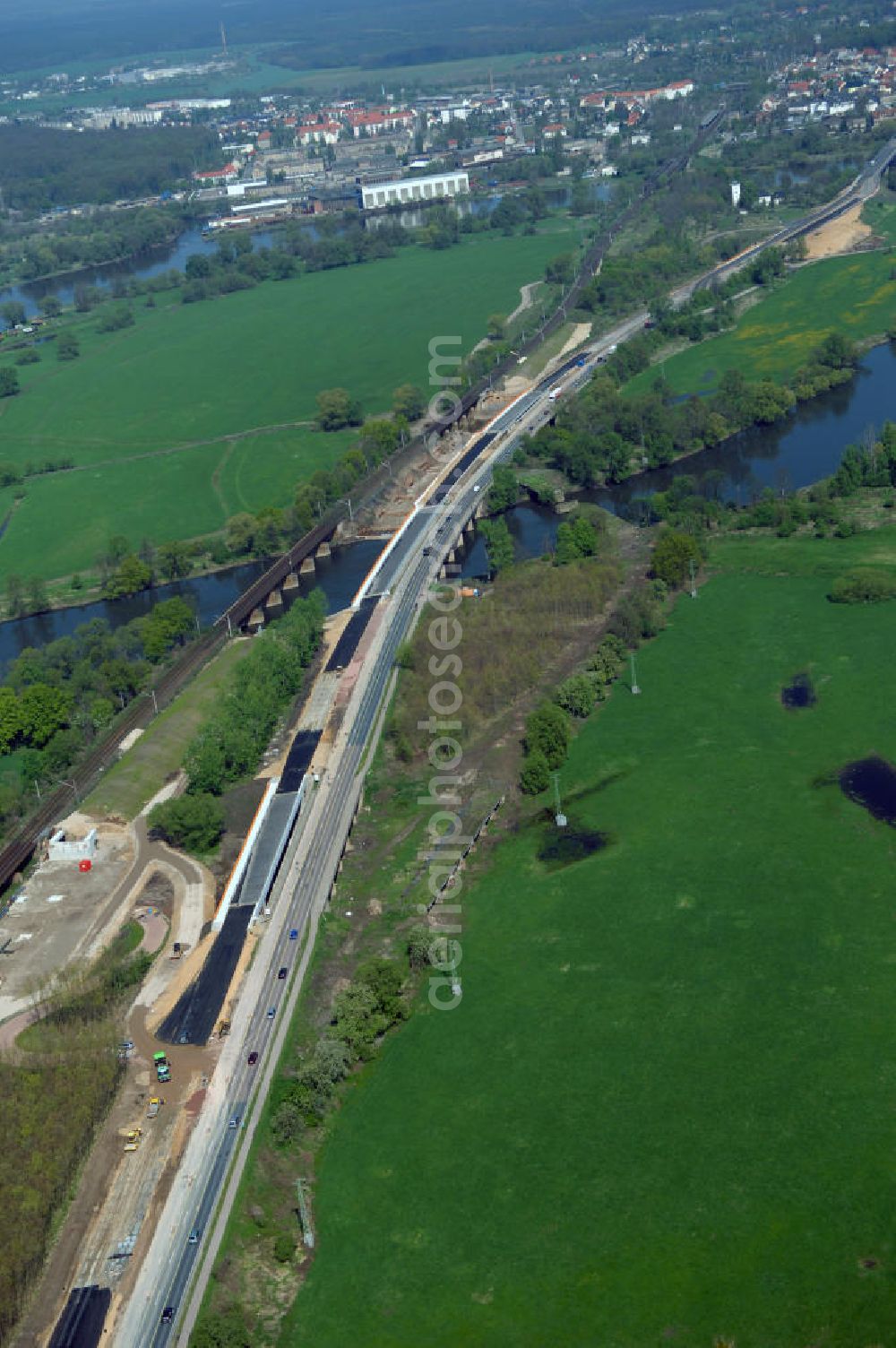 Aerial image Roßlau - Blick auf verschiedene Brückenbauwerke an der Baustelle zum Ausbau der B184 zwischen Dessau und Roßlau in Sachsen-Anhalt. Die B184 wird aufgrund des gestiegenen Verkehrsaufkommens 4-streifig über den Verlauf der Elbe hinweg ausgebaut.Bauherr ist der Landesbetrieb Bau Sachsen-Anhalt, die Projektleitung liegt bei SCHÜßLER-PLAN Berlin.