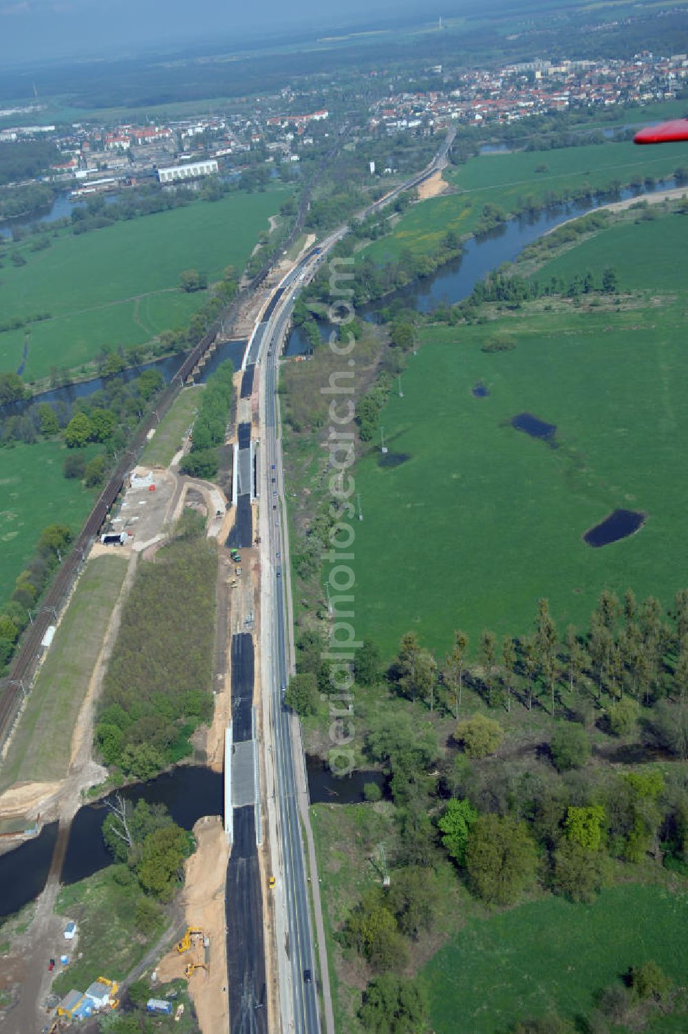 Aerial photograph Roßlau - Blick auf verschiedene Brückenbauwerke an der Baustelle zum Ausbau der B184 zwischen Dessau und Roßlau in Sachsen-Anhalt. Die B184 wird aufgrund des gestiegenen Verkehrsaufkommens 4-streifig über den Verlauf der Elbe hinweg ausgebaut.Bauherr ist der Landesbetrieb Bau Sachsen-Anhalt, die Projektleitung liegt bei SCHÜßLER-PLAN Berlin.