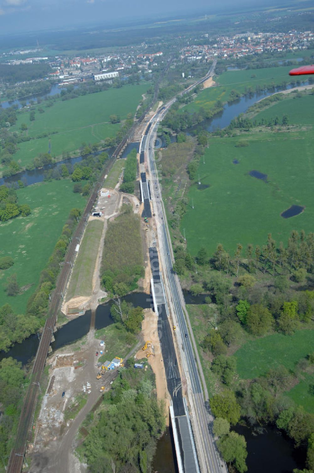 Roßlau from above - Blick auf verschiedene Brückenbauwerke an der Baustelle zum Ausbau der B184 zwischen Dessau und Roßlau in Sachsen-Anhalt. Die B184 wird aufgrund des gestiegenen Verkehrsaufkommens 4-streifig über den Verlauf der Elbe hinweg ausgebaut.Bauherr ist der Landesbetrieb Bau Sachsen-Anhalt, die Projektleitung liegt bei SCHÜßLER-PLAN Berlin.