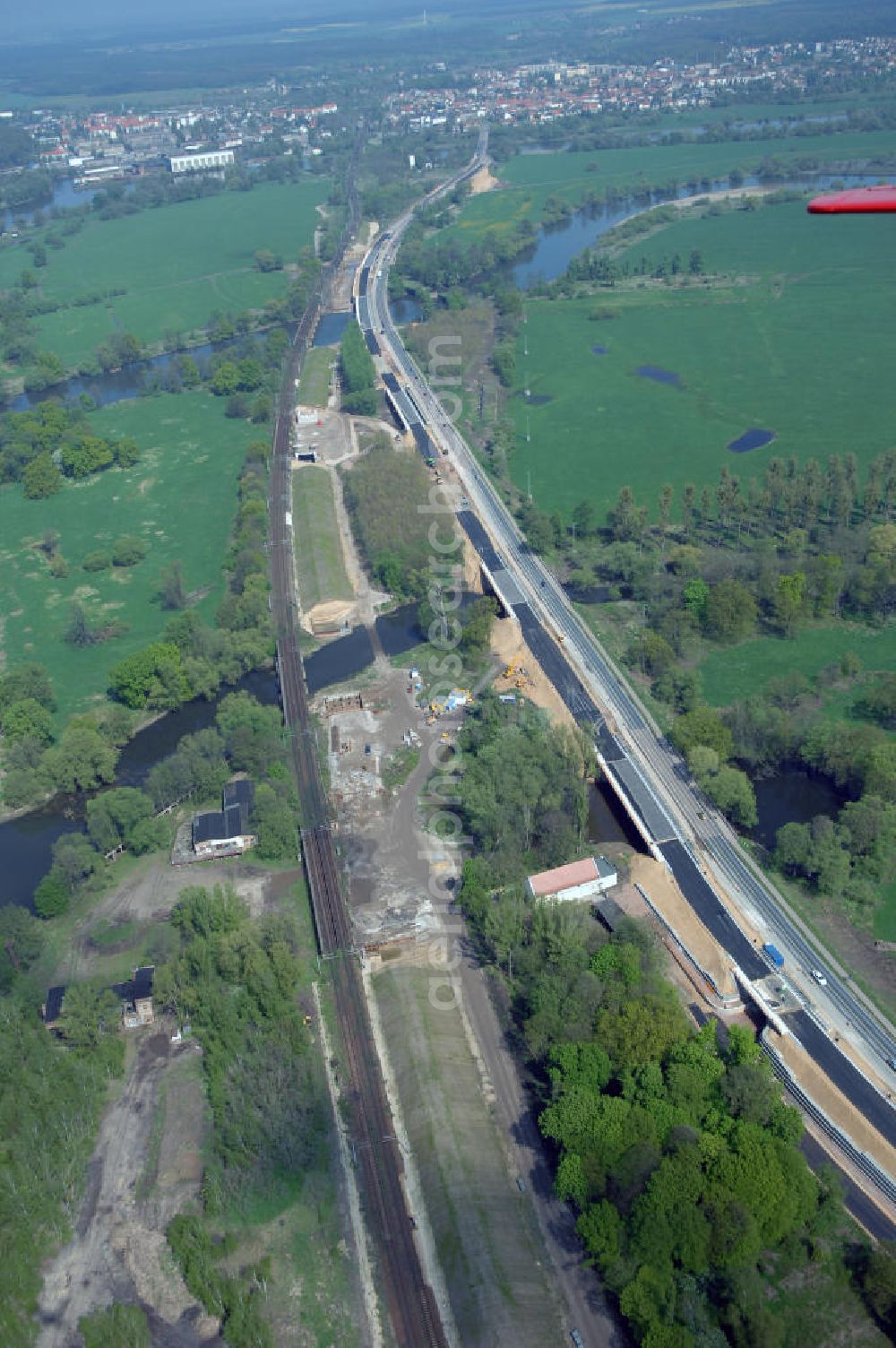 Roßlau from the bird's eye view: Blick auf verschiedene Brückenbauwerke an der Baustelle zum Ausbau der B184 zwischen Dessau und Roßlau in Sachsen-Anhalt. Die B184 wird aufgrund des gestiegenen Verkehrsaufkommens 4-streifig über den Verlauf der Elbe hinweg ausgebaut.Bauherr ist der Landesbetrieb Bau Sachsen-Anhalt, die Projektleitung liegt bei SCHÜßLER-PLAN Berlin.