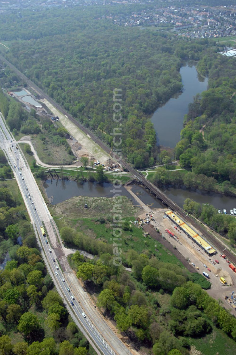 Aerial image Roßlau - Blick auf verschiedene Brückenbauwerke an der Baustelle zum Ausbau der B184 zwischen Dessau und Roßlau in Sachsen-Anhalt. Die B184 wird aufgrund des gestiegenen Verkehrsaufkommens 4-streifig über den Verlauf der Elbe hinweg ausgebaut.Bauherr ist der Landesbetrieb Bau Sachsen-Anhalt, die Projektleitung liegt bei SCHÜßLER-PLAN Berlin.