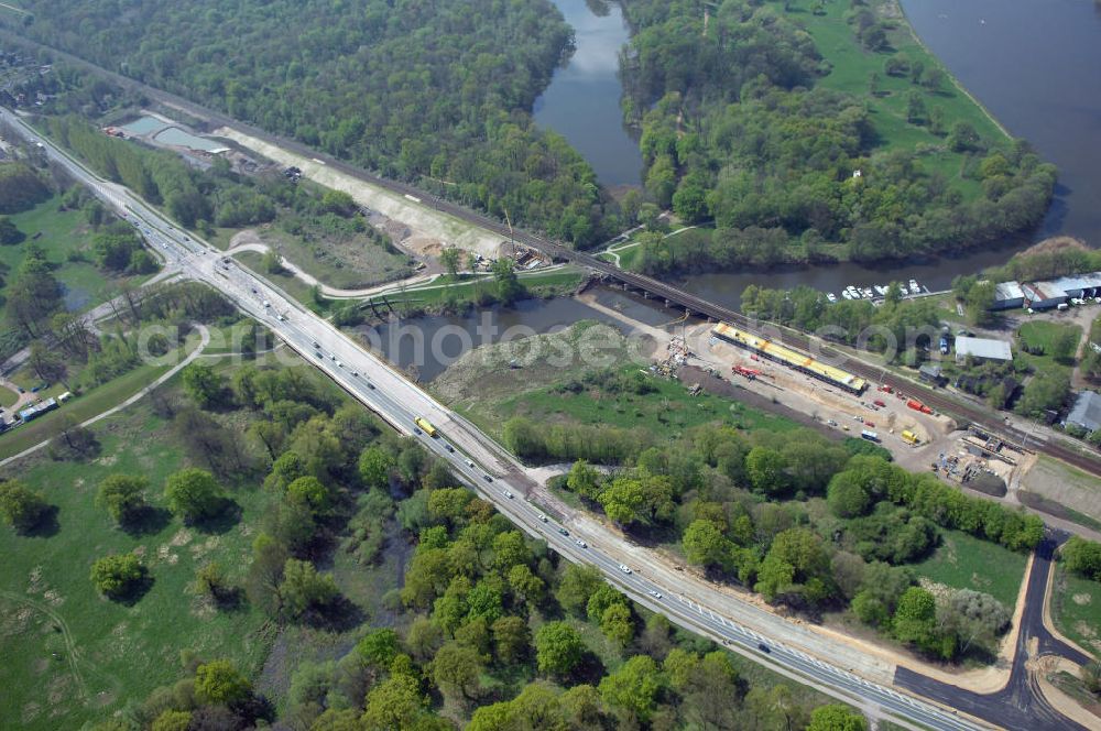 Aerial photograph Roßlau - Blick auf verschiedene Brückenbauwerke an der Baustelle zum Ausbau der B184 zwischen Dessau und Roßlau in Sachsen-Anhalt. Die B184 wird aufgrund des gestiegenen Verkehrsaufkommens 4-streifig über den Verlauf der Elbe hinweg ausgebaut.Bauherr ist der Landesbetrieb Bau Sachsen-Anhalt, die Projektleitung liegt bei SCHÜßLER-PLAN Berlin.