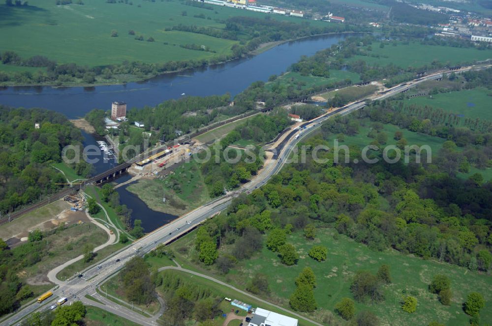 Roßlau from above - Blick auf verschiedene Brückenbauwerke an der Baustelle zum Ausbau der B184 zwischen Dessau und Roßlau in Sachsen-Anhalt. Die B184 wird aufgrund des gestiegenen Verkehrsaufkommens 4-streifig über den Verlauf der Elbe hinweg ausgebaut.Bauherr ist der Landesbetrieb Bau Sachsen-Anhalt, die Projektleitung liegt bei SCHÜßLER-PLAN Berlin.