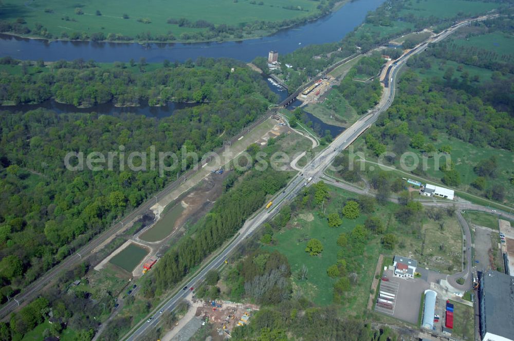 Roßlau from the bird's eye view: Blick auf verschiedene Brückenbauwerke an der Baustelle zum Ausbau der B184 zwischen Dessau und Roßlau in Sachsen-Anhalt. Die B184 wird aufgrund des gestiegenen Verkehrsaufkommens 4-streifig über den Verlauf der Elbe hinweg ausgebaut.Bauherr ist der Landesbetrieb Bau Sachsen-Anhalt, die Projektleitung liegt bei SCHÜßLER-PLAN Berlin.