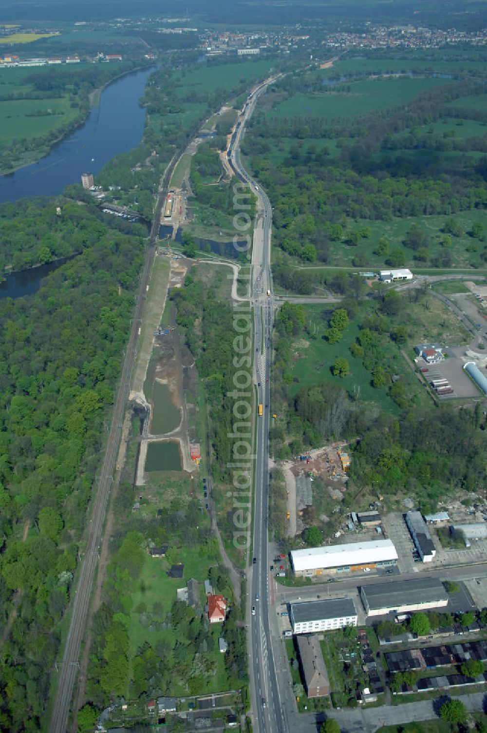 Aerial image Roßlau - Blick auf verschiedene Brückenbauwerke an der Baustelle zum Ausbau der B184 zwischen Dessau und Roßlau in Sachsen-Anhalt. Die B184 wird aufgrund des gestiegenen Verkehrsaufkommens 4-streifig über den Verlauf der Elbe hinweg ausgebaut.Bauherr ist der Landesbetrieb Bau Sachsen-Anhalt, die Projektleitung liegt bei SCHÜßLER-PLAN Berlin.