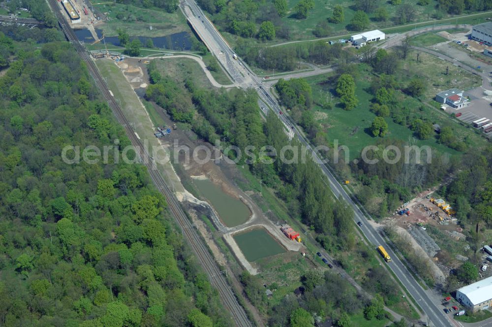 Aerial photograph Roßlau - Blick auf verschiedene Brückenbauwerke an der Baustelle zum Ausbau der B184 zwischen Dessau und Roßlau in Sachsen-Anhalt. Die B184 wird aufgrund des gestiegenen Verkehrsaufkommens 4-streifig über den Verlauf der Elbe hinweg ausgebaut.Bauherr ist der Landesbetrieb Bau Sachsen-Anhalt, die Projektleitung liegt bei SCHÜßLER-PLAN Berlin.