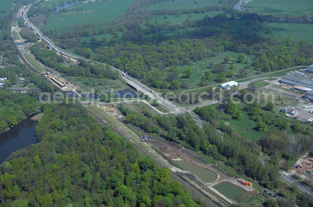 Roßlau from above - Blick auf verschiedene Brückenbauwerke an der Baustelle zum Ausbau der B184 zwischen Dessau und Roßlau in Sachsen-Anhalt. Die B184 wird aufgrund des gestiegenen Verkehrsaufkommens 4-streifig über den Verlauf der Elbe hinweg ausgebaut.Bauherr ist der Landesbetrieb Bau Sachsen-Anhalt, die Projektleitung liegt bei SCHÜßLER-PLAN Berlin.