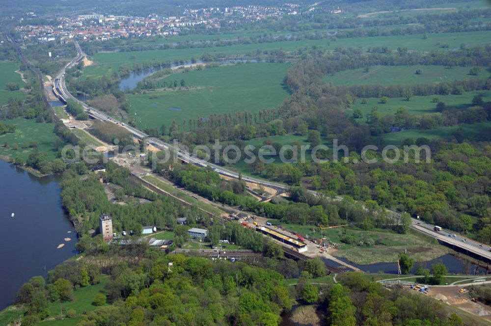 Roßlau from the bird's eye view: Blick auf verschiedene Brückenbauwerke an der Baustelle zum Ausbau der B184 zwischen Dessau und Roßlau in Sachsen-Anhalt. Die B184 wird aufgrund des gestiegenen Verkehrsaufkommens 4-streifig über den Verlauf der Elbe hinweg ausgebaut.Bauherr ist der Landesbetrieb Bau Sachsen-Anhalt, die Projektleitung liegt bei SCHÜßLER-PLAN Berlin.