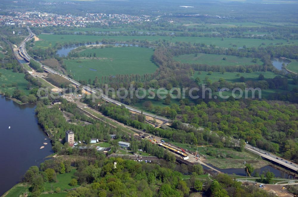 Aerial image Roßlau - Blick auf verschiedene Brückenbauwerke an der Baustelle zum Ausbau der B184 zwischen Dessau und Roßlau in Sachsen-Anhalt. Die B184 wird aufgrund des gestiegenen Verkehrsaufkommens 4-streifig über den Verlauf der Elbe hinweg ausgebaut.Bauherr ist der Landesbetrieb Bau Sachsen-Anhalt, die Projektleitung liegt bei SCHÜßLER-PLAN Berlin.