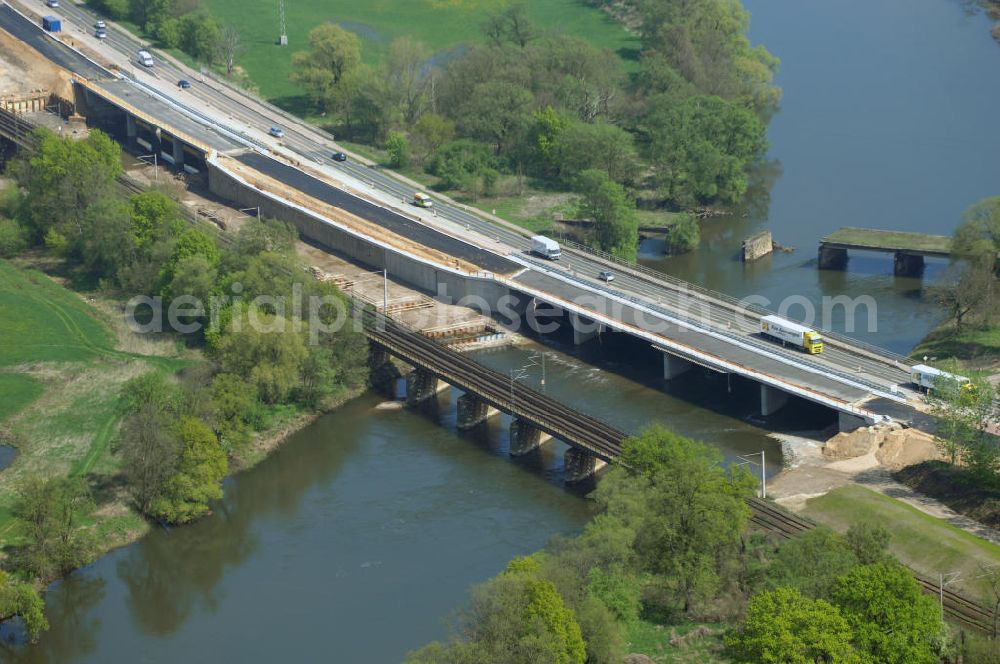 Aerial photograph Roßlau - Blick auf verschiedene Brückenbauwerke an der Baustelle zum Ausbau der B184 zwischen Dessau und Roßlau in Sachsen-Anhalt. Die B184 wird aufgrund des gestiegenen Verkehrsaufkommens 4-streifig über den Verlauf der Elbe hinweg ausgebaut.Bauherr ist der Landesbetrieb Bau Sachsen-Anhalt, die Projektleitung liegt bei SCHÜßLER-PLAN Berlin.