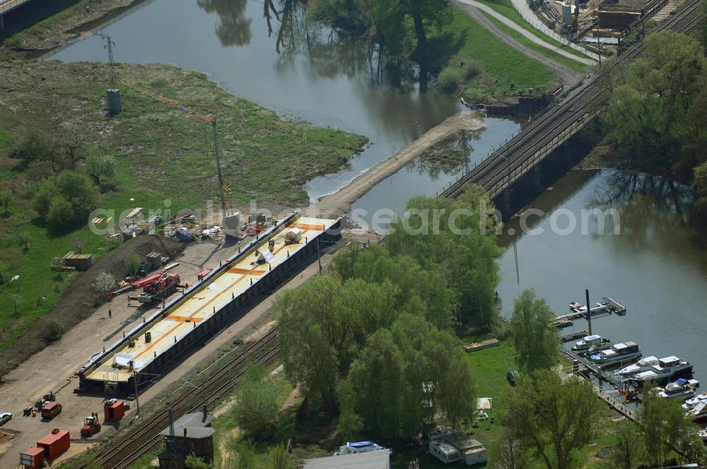 Roßlau from above - Blick auf verschiedene Brückenbauwerke an der Baustelle zum Ausbau der B184 zwischen Dessau und Roßlau in Sachsen-Anhalt. Die B184 wird aufgrund des gestiegenen Verkehrsaufkommens 4-streifig über den Verlauf der Elbe hinweg ausgebaut.Bauherr ist der Landesbetrieb Bau Sachsen-Anhalt, die Projektleitung liegt bei SCHÜßLER-PLAN Berlin.