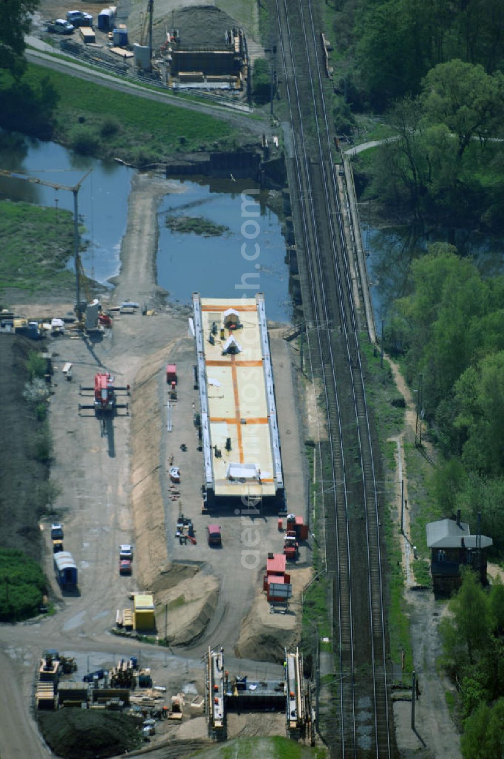 Roßlau from the bird's eye view: Blick auf verschiedene Brückenbauwerke an der Baustelle zum Ausbau der B184 zwischen Dessau und Roßlau in Sachsen-Anhalt. Die B184 wird aufgrund des gestiegenen Verkehrsaufkommens 4-streifig über den Verlauf der Elbe hinweg ausgebaut.Bauherr ist der Landesbetrieb Bau Sachsen-Anhalt, die Projektleitung liegt bei SCHÜßLER-PLAN Berlin.