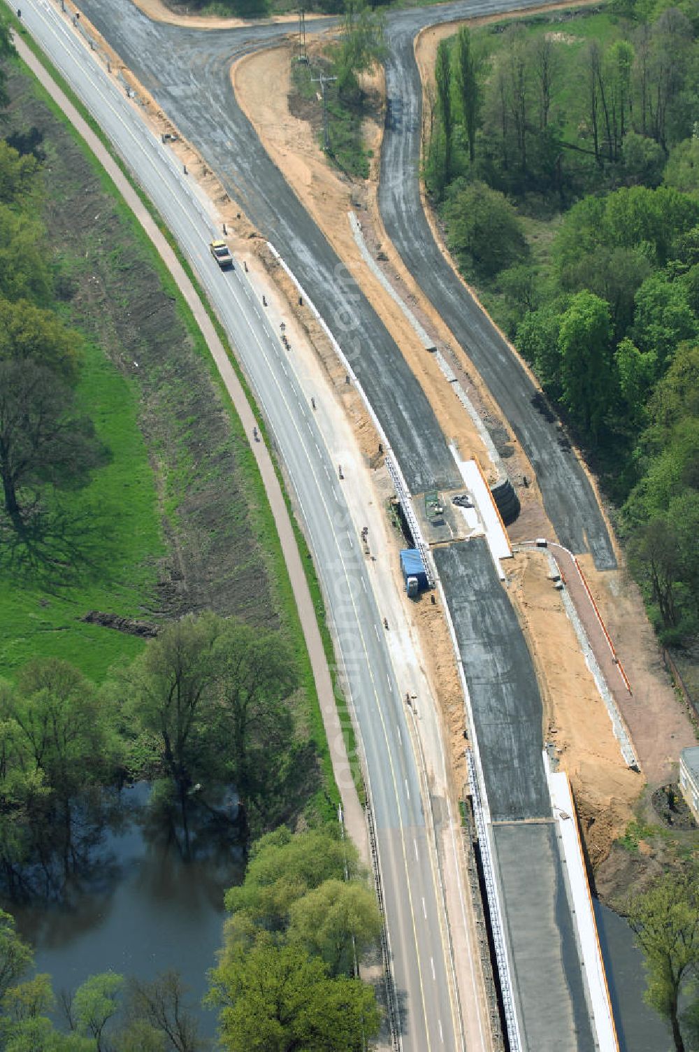 Aerial image Roßlau - Blick auf verschiedene Brückenbauwerke an der Baustelle zum Ausbau der B184 zwischen Dessau und Roßlau in Sachsen-Anhalt. Die B184 wird aufgrund des gestiegenen Verkehrsaufkommens 4-streifig über den Verlauf der Elbe hinweg ausgebaut.Bauherr ist der Landesbetrieb Bau Sachsen-Anhalt, die Projektleitung liegt bei SCHÜßLER-PLAN Berlin.