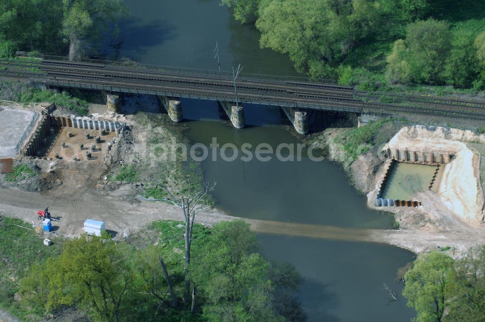 Aerial photograph Roßlau - Blick auf verschiedene Brückenbauwerke an der Baustelle zum Ausbau der B184 zwischen Dessau und Roßlau in Sachsen-Anhalt. Die B184 wird aufgrund des gestiegenen Verkehrsaufkommens 4-streifig über den Verlauf der Elbe hinweg ausgebaut.Bauherr ist der Landesbetrieb Bau Sachsen-Anhalt, die Projektleitung liegt bei SCHÜßLER-PLAN Berlin.