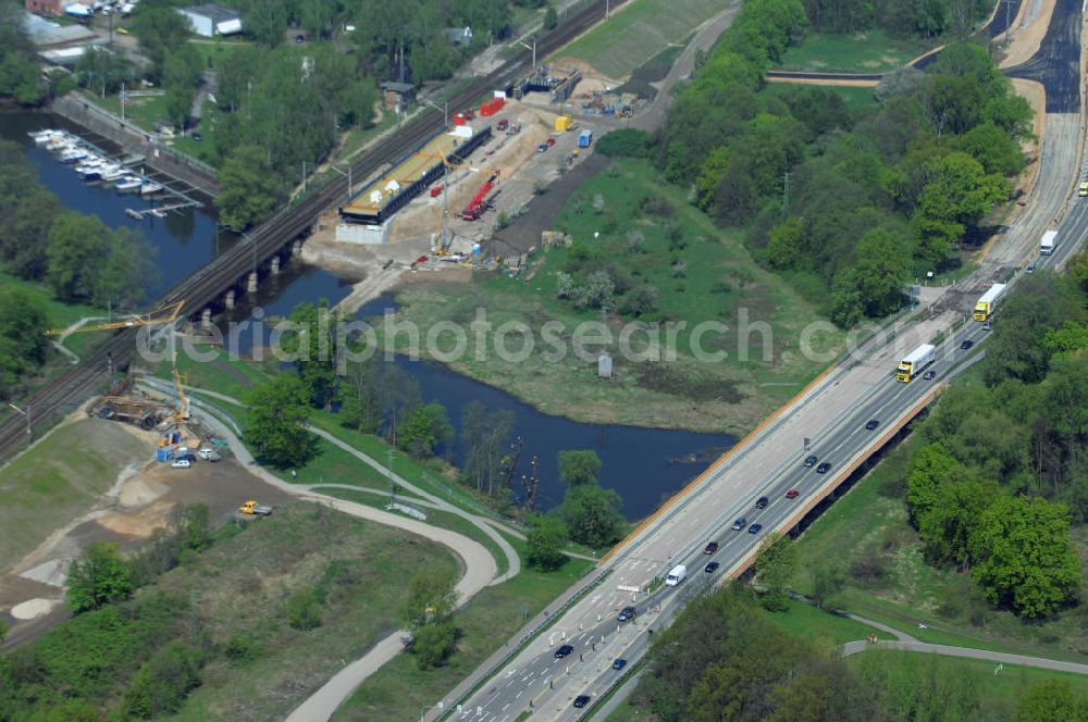 Roßlau from the bird's eye view: Blick auf verschiedene Brückenbauwerke an der Baustelle zum Ausbau der B184 zwischen Dessau und Roßlau in Sachsen-Anhalt. Die B184 wird aufgrund des gestiegenen Verkehrsaufkommens 4-streifig über den Verlauf der Elbe hinweg ausgebaut.Bauherr ist der Landesbetrieb Bau Sachsen-Anhalt, die Projektleitung liegt bei SCHÜßLER-PLAN Berlin.