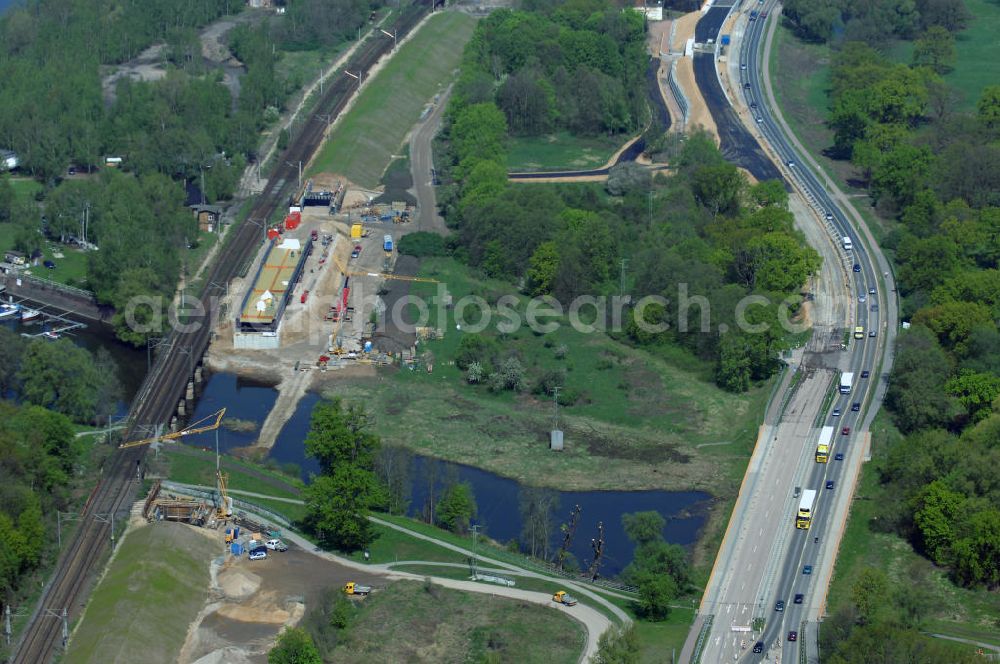 Aerial image Roßlau - Blick auf verschiedene Brückenbauwerke an der Baustelle zum Ausbau der B184 zwischen Dessau und Roßlau in Sachsen-Anhalt. Die B184 wird aufgrund des gestiegenen Verkehrsaufkommens 4-streifig über den Verlauf der Elbe hinweg ausgebaut.Bauherr ist der Landesbetrieb Bau Sachsen-Anhalt, die Projektleitung liegt bei SCHÜßLER-PLAN Berlin.