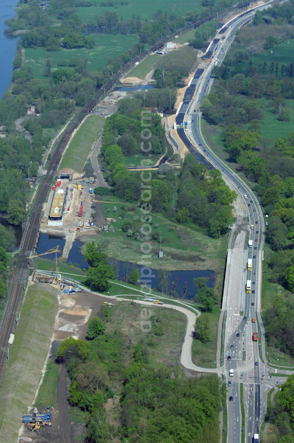 Aerial photograph Roßlau - Blick auf verschiedene Brückenbauwerke an der Baustelle zum Ausbau der B184 zwischen Dessau und Roßlau in Sachsen-Anhalt. Die B184 wird aufgrund des gestiegenen Verkehrsaufkommens 4-streifig über den Verlauf der Elbe hinweg ausgebaut.Bauherr ist der Landesbetrieb Bau Sachsen-Anhalt, die Projektleitung liegt bei SCHÜßLER-PLAN Berlin.