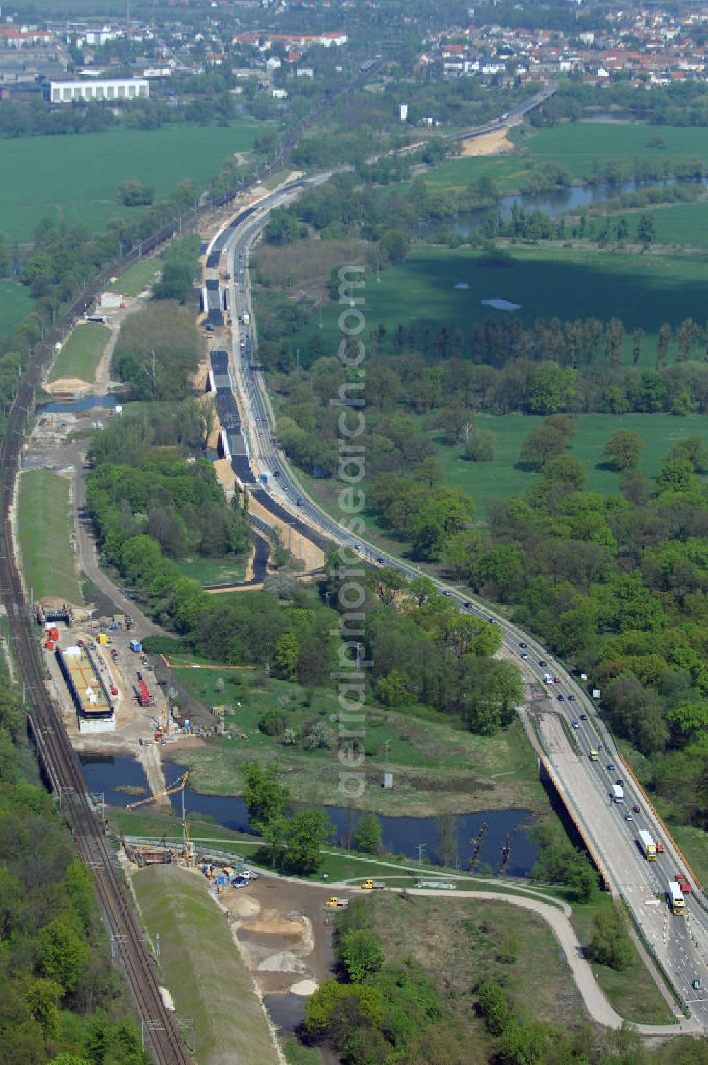 Roßlau from above - Blick auf verschiedene Brückenbauwerke an der Baustelle zum Ausbau der B184 zwischen Dessau und Roßlau in Sachsen-Anhalt. Die B184 wird aufgrund des gestiegenen Verkehrsaufkommens 4-streifig über den Verlauf der Elbe hinweg ausgebaut.Bauherr ist der Landesbetrieb Bau Sachsen-Anhalt, die Projektleitung liegt bei SCHÜßLER-PLAN Berlin.