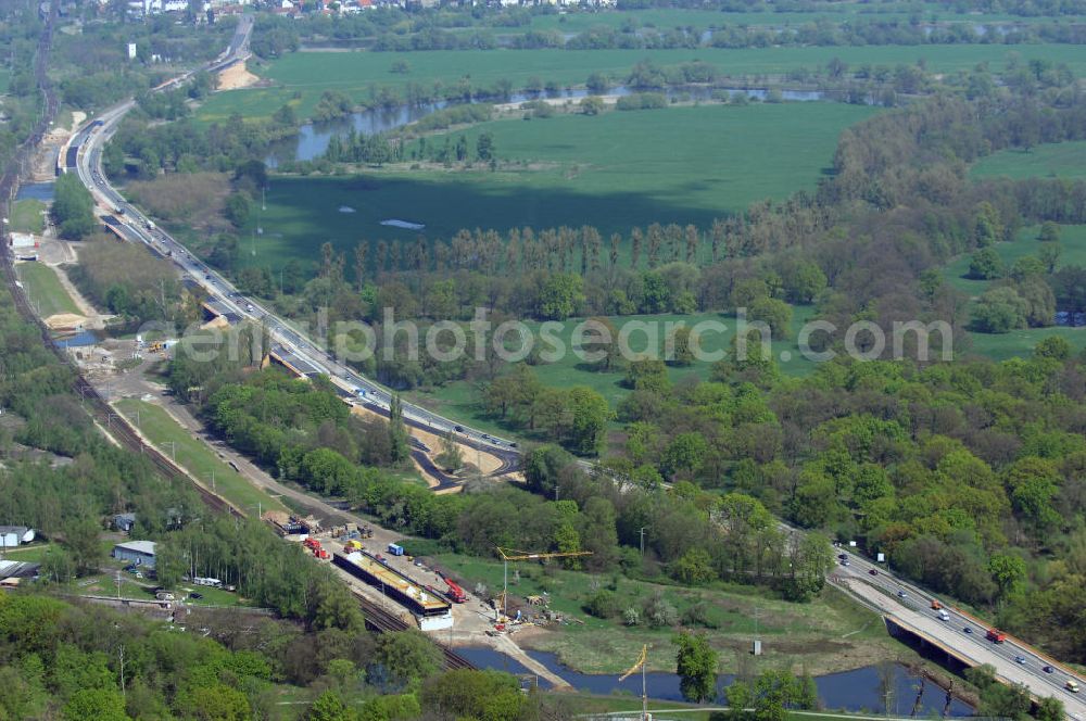 Roßlau from the bird's eye view: Blick auf verschiedene Brückenbauwerke an der Baustelle zum Ausbau der B184 zwischen Dessau und Roßlau in Sachsen-Anhalt. Die B184 wird aufgrund des gestiegenen Verkehrsaufkommens 4-streifig über den Verlauf der Elbe hinweg ausgebaut.Bauherr ist der Landesbetrieb Bau Sachsen-Anhalt, die Projektleitung liegt bei SCHÜßLER-PLAN Berlin.