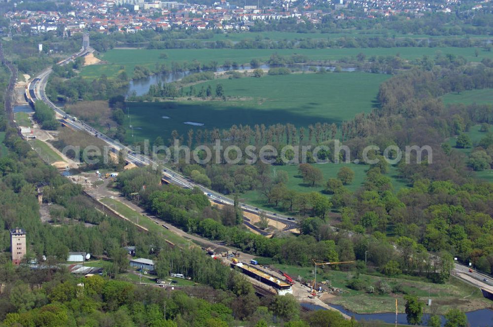 Aerial image Roßlau - Blick auf verschiedene Brückenbauwerke an der Baustelle zum Ausbau der B184 zwischen Dessau und Roßlau in Sachsen-Anhalt. Die B184 wird aufgrund des gestiegenen Verkehrsaufkommens 4-streifig über den Verlauf der Elbe hinweg ausgebaut.Bauherr ist der Landesbetrieb Bau Sachsen-Anhalt, die Projektleitung liegt bei SCHÜßLER-PLAN Berlin.