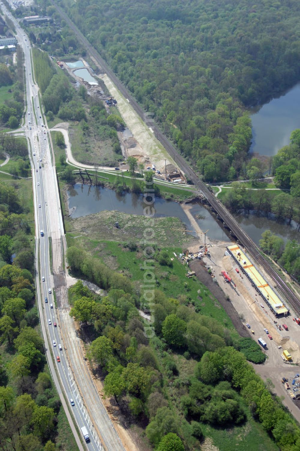 Roßlau from the bird's eye view: Blick auf verschiedene Brückenbauwerke an der Baustelle zum Ausbau der B184 zwischen Dessau und Roßlau in Sachsen-Anhalt. Die B184 wird aufgrund des gestiegenen Verkehrsaufkommens 4-streifig über den Verlauf der Elbe hinweg ausgebaut.Bauherr ist der Landesbetrieb Bau Sachsen-Anhalt, die Projektleitung liegt bei SCHÜßLER-PLAN Berlin.