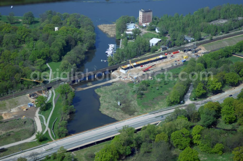 Aerial image Roßlau - Blick auf verschiedene Brückenbauwerke an der Baustelle zum Ausbau der B184 zwischen Dessau und Roßlau in Sachsen-Anhalt. Die B184 wird aufgrund des gestiegenen Verkehrsaufkommens 4-streifig über den Verlauf der Elbe hinweg ausgebaut.Bauherr ist der Landesbetrieb Bau Sachsen-Anhalt, die Projektleitung liegt bei SCHÜßLER-PLAN Berlin.