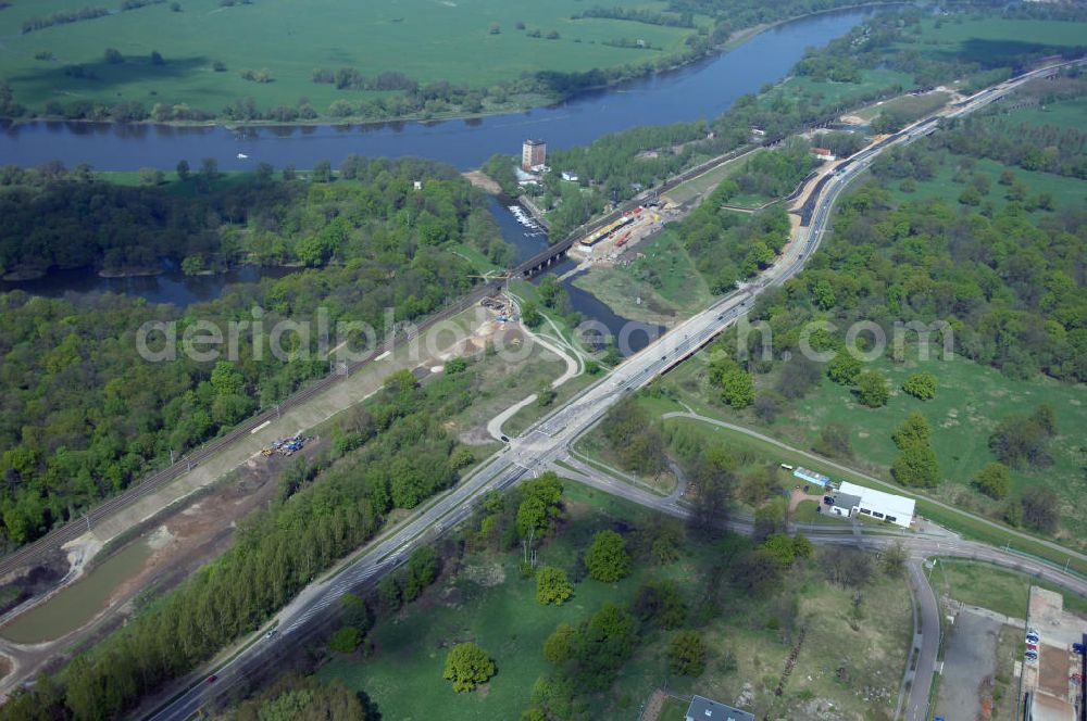 Aerial photograph Roßlau - Blick auf verschiedene Brückenbauwerke an der Baustelle zum Ausbau der B184 zwischen Dessau und Roßlau in Sachsen-Anhalt. Die B184 wird aufgrund des gestiegenen Verkehrsaufkommens 4-streifig über den Verlauf der Elbe hinweg ausgebaut.Bauherr ist der Landesbetrieb Bau Sachsen-Anhalt, die Projektleitung liegt bei SCHÜßLER-PLAN Berlin.