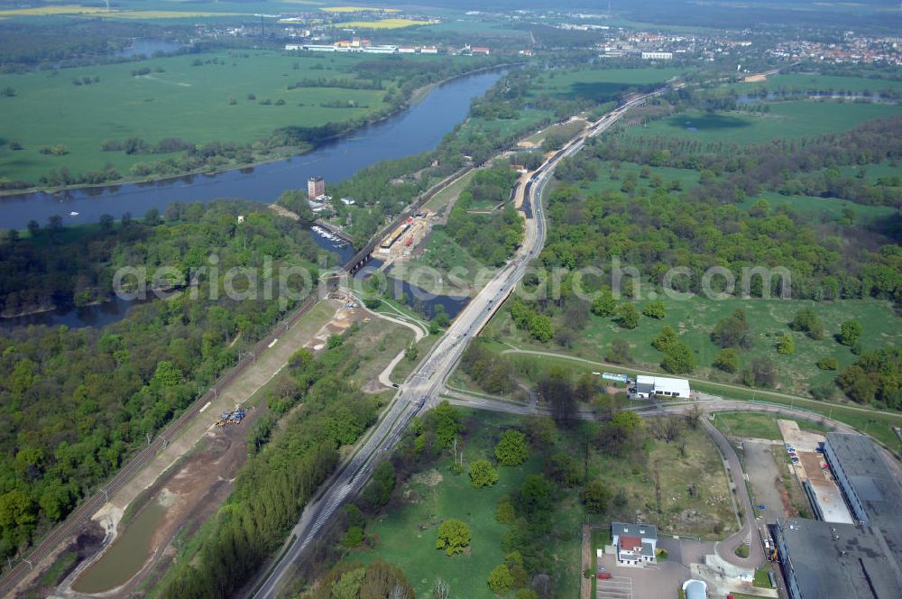 Roßlau from above - Blick auf verschiedene Brückenbauwerke an der Baustelle zum Ausbau der B184 zwischen Dessau und Roßlau in Sachsen-Anhalt. Die B184 wird aufgrund des gestiegenen Verkehrsaufkommens 4-streifig über den Verlauf der Elbe hinweg ausgebaut.Bauherr ist der Landesbetrieb Bau Sachsen-Anhalt, die Projektleitung liegt bei SCHÜßLER-PLAN Berlin.