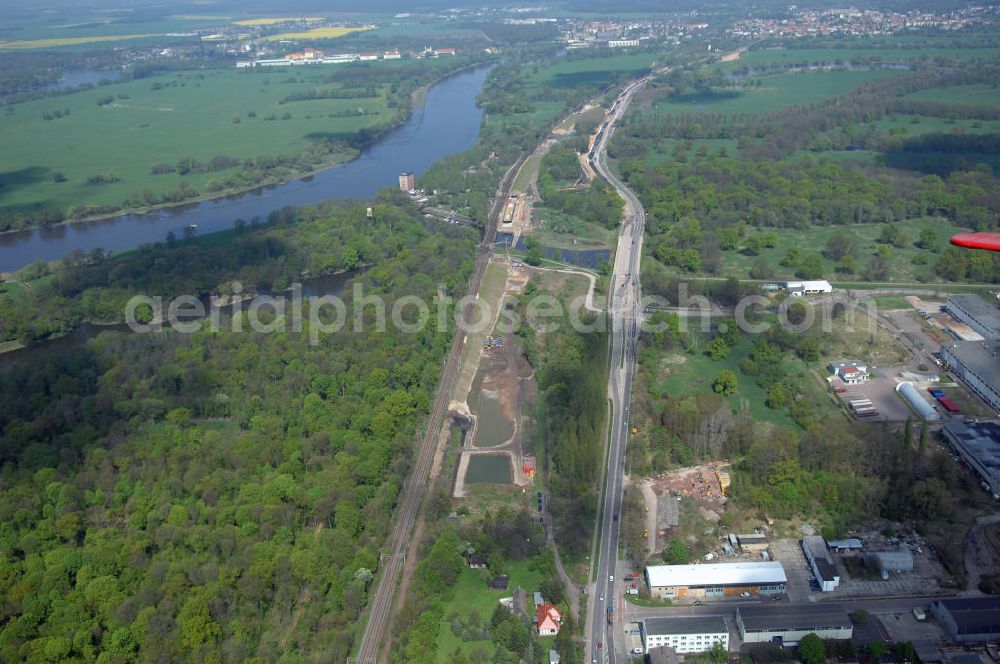 Roßlau from the bird's eye view: Blick auf verschiedene Brückenbauwerke an der Baustelle zum Ausbau der B184 zwischen Dessau und Roßlau in Sachsen-Anhalt. Die B184 wird aufgrund des gestiegenen Verkehrsaufkommens 4-streifig über den Verlauf der Elbe hinweg ausgebaut.Bauherr ist der Landesbetrieb Bau Sachsen-Anhalt, die Projektleitung liegt bei SCHÜßLER-PLAN Berlin.