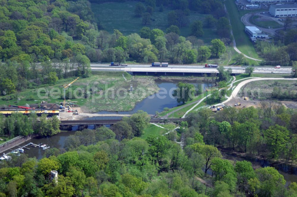 Aerial image Roßlau - Blick auf verschiedene Brückenbauwerke an der Baustelle zum Ausbau der B184 zwischen Dessau und Roßlau in Sachsen-Anhalt. Die B184 wird aufgrund des gestiegenen Verkehrsaufkommens 4-streifig über den Verlauf der Elbe hinweg ausgebaut.Bauherr ist der Landesbetrieb Bau Sachsen-Anhalt, die Projektleitung liegt bei SCHÜßLER-PLAN Berlin.