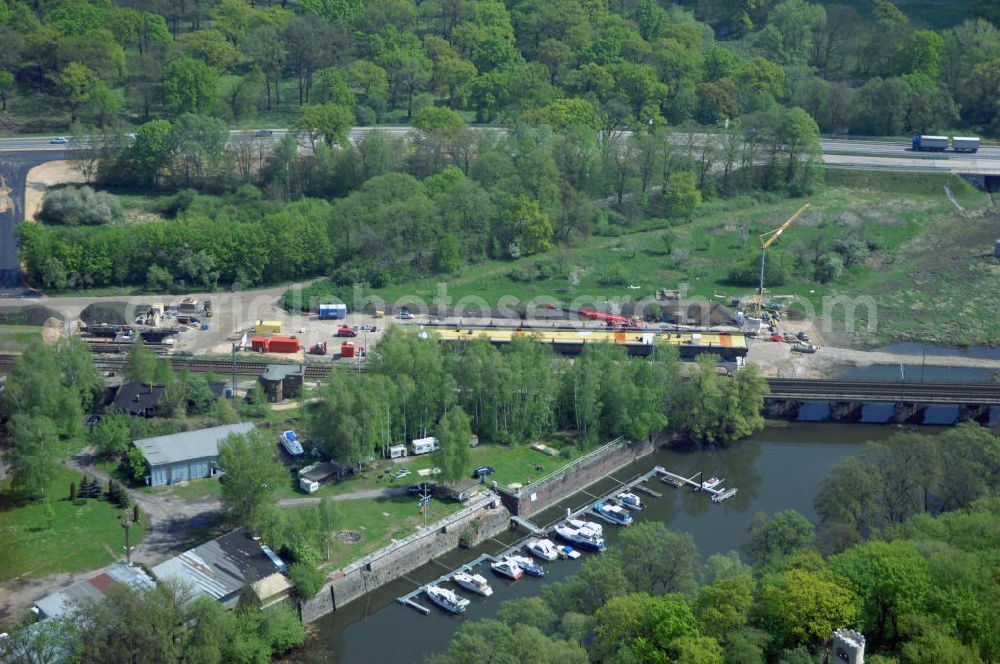 Aerial photograph Roßlau - Blick auf verschiedene Brückenbauwerke an der Baustelle zum Ausbau der B184 zwischen Dessau und Roßlau in Sachsen-Anhalt. Die B184 wird aufgrund des gestiegenen Verkehrsaufkommens 4-streifig über den Verlauf der Elbe hinweg ausgebaut.Bauherr ist der Landesbetrieb Bau Sachsen-Anhalt, die Projektleitung liegt bei SCHÜßLER-PLAN Berlin.