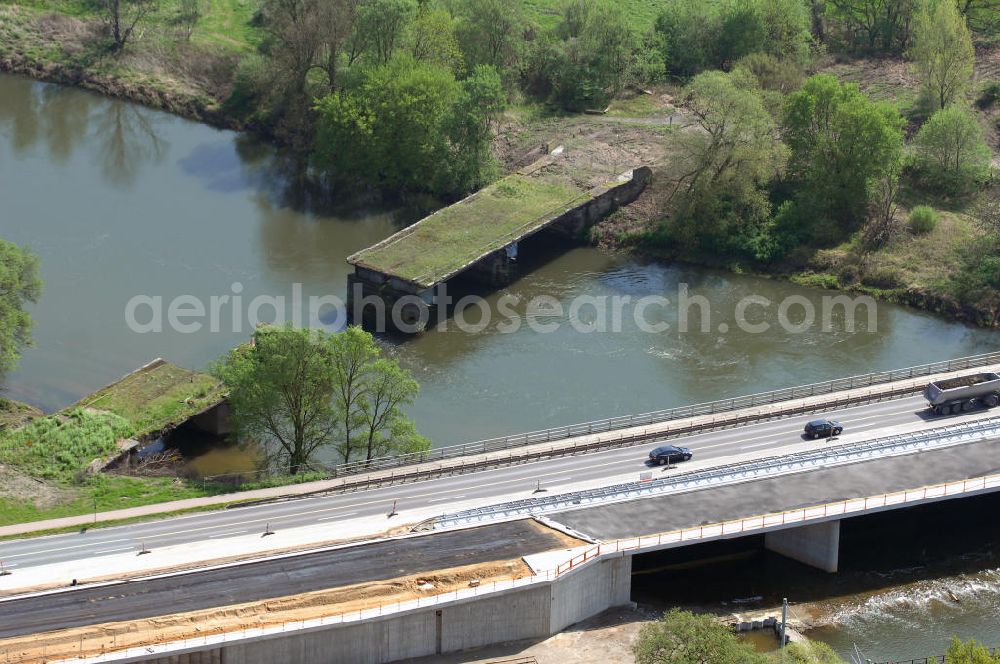 Roßlau from the bird's eye view: Blick auf verschiedene Brückenbauwerke an der Baustelle zum Ausbau der B184 zwischen Dessau und Roßlau in Sachsen-Anhalt. Die B184 wird aufgrund des gestiegenen Verkehrsaufkommens 4-streifig über den Verlauf der Elbe hinweg ausgebaut.Bauherr ist der Landesbetrieb Bau Sachsen-Anhalt, die Projektleitung liegt bei SCHÜßLER-PLAN Berlin.