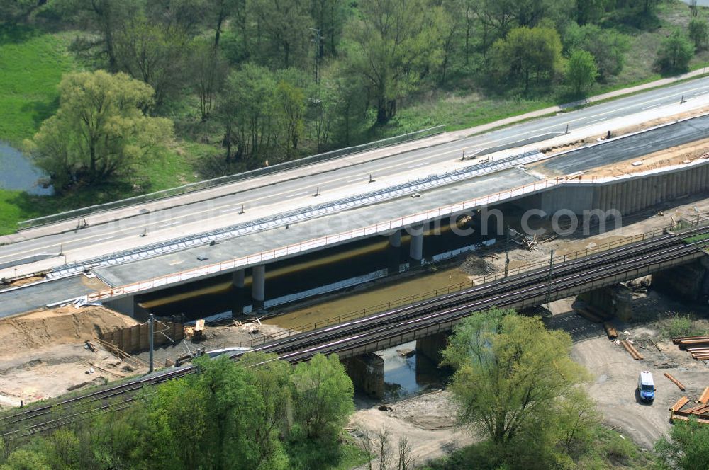 Aerial image Roßlau - Blick auf verschiedene Brückenbauwerke an der Baustelle zum Ausbau der B184 zwischen Dessau und Roßlau in Sachsen-Anhalt. Die B184 wird aufgrund des gestiegenen Verkehrsaufkommens 4-streifig über den Verlauf der Elbe hinweg ausgebaut.Bauherr ist der Landesbetrieb Bau Sachsen-Anhalt, die Projektleitung liegt bei SCHÜßLER-PLAN Berlin.