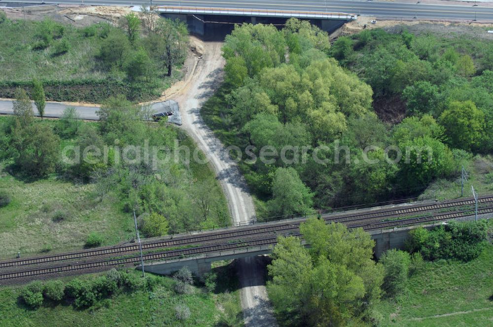 Aerial photograph Roßlau - Blick auf verschiedene Brückenbauwerke an der Baustelle zum Ausbau der B184 zwischen Dessau und Roßlau in Sachsen-Anhalt. Die B184 wird aufgrund des gestiegenen Verkehrsaufkommens 4-streifig über den Verlauf der Elbe hinweg ausgebaut.Bauherr ist der Landesbetrieb Bau Sachsen-Anhalt, die Projektleitung liegt bei SCHÜßLER-PLAN Berlin.