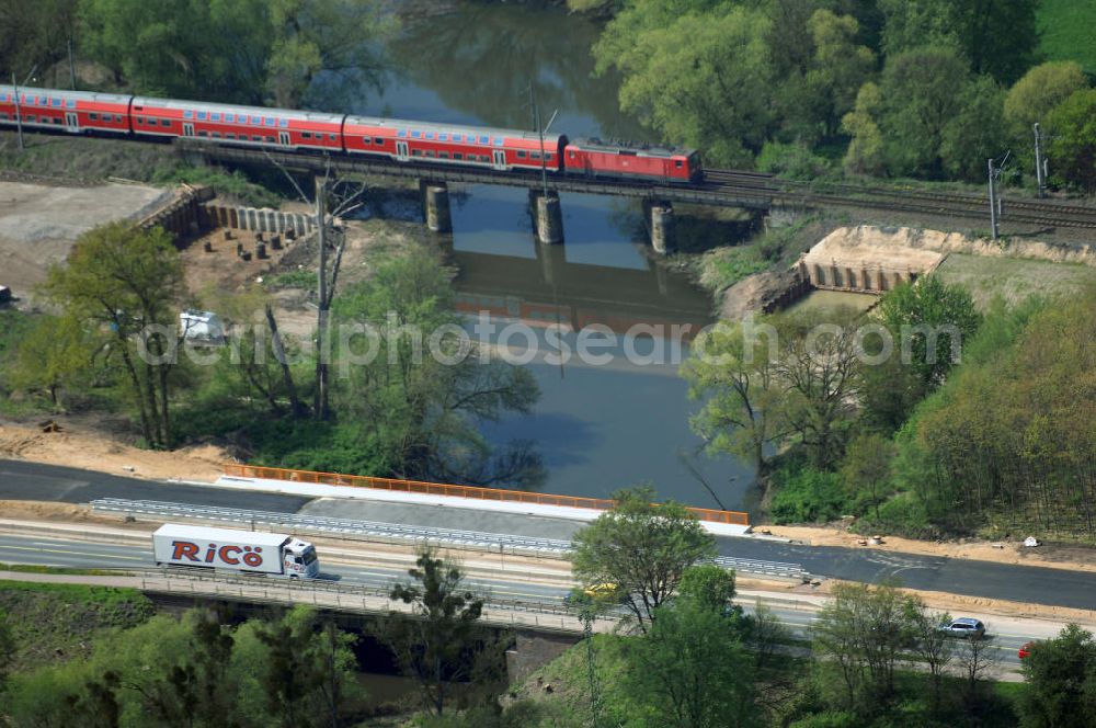 Roßlau from the bird's eye view: Blick auf verschiedene Brückenbauwerke an der Baustelle zum Ausbau der B184 zwischen Dessau und Roßlau in Sachsen-Anhalt. Die B184 wird aufgrund des gestiegenen Verkehrsaufkommens 4-streifig über den Verlauf der Elbe hinweg ausgebaut.Bauherr ist der Landesbetrieb Bau Sachsen-Anhalt, die Projektleitung liegt bei SCHÜßLER-PLAN Berlin.