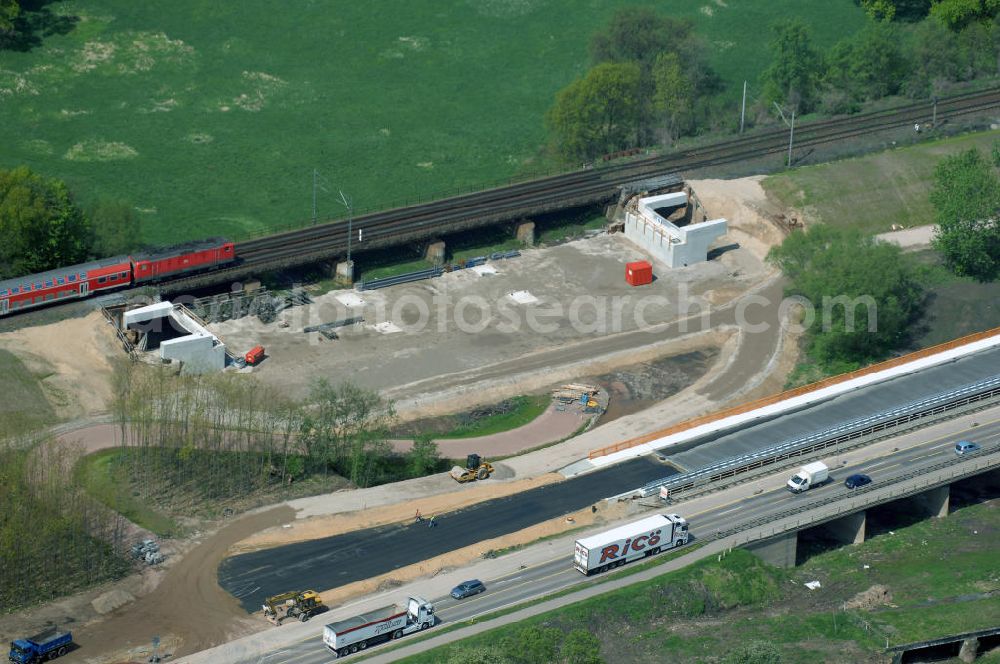 Aerial photograph Roßlau - Blick auf verschiedene Brückenbauwerke an der Baustelle zum Ausbau der B184 zwischen Dessau und Roßlau in Sachsen-Anhalt. Die B184 wird aufgrund des gestiegenen Verkehrsaufkommens 4-streifig über den Verlauf der Elbe hinweg ausgebaut.Bauherr ist der Landesbetrieb Bau Sachsen-Anhalt, die Projektleitung liegt bei SCHÜßLER-PLAN Berlin.