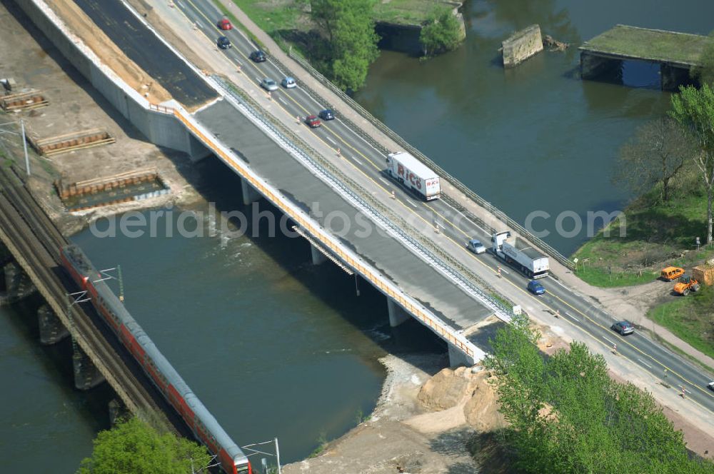 Roßlau from the bird's eye view: Blick auf verschiedene Brückenbauwerke an der Baustelle zum Ausbau der B184 zwischen Dessau und Roßlau in Sachsen-Anhalt. Die B184 wird aufgrund des gestiegenen Verkehrsaufkommens 4-streifig über den Verlauf der Elbe hinweg ausgebaut.Bauherr ist der Landesbetrieb Bau Sachsen-Anhalt, die Projektleitung liegt bei SCHÜßLER-PLAN Berlin.