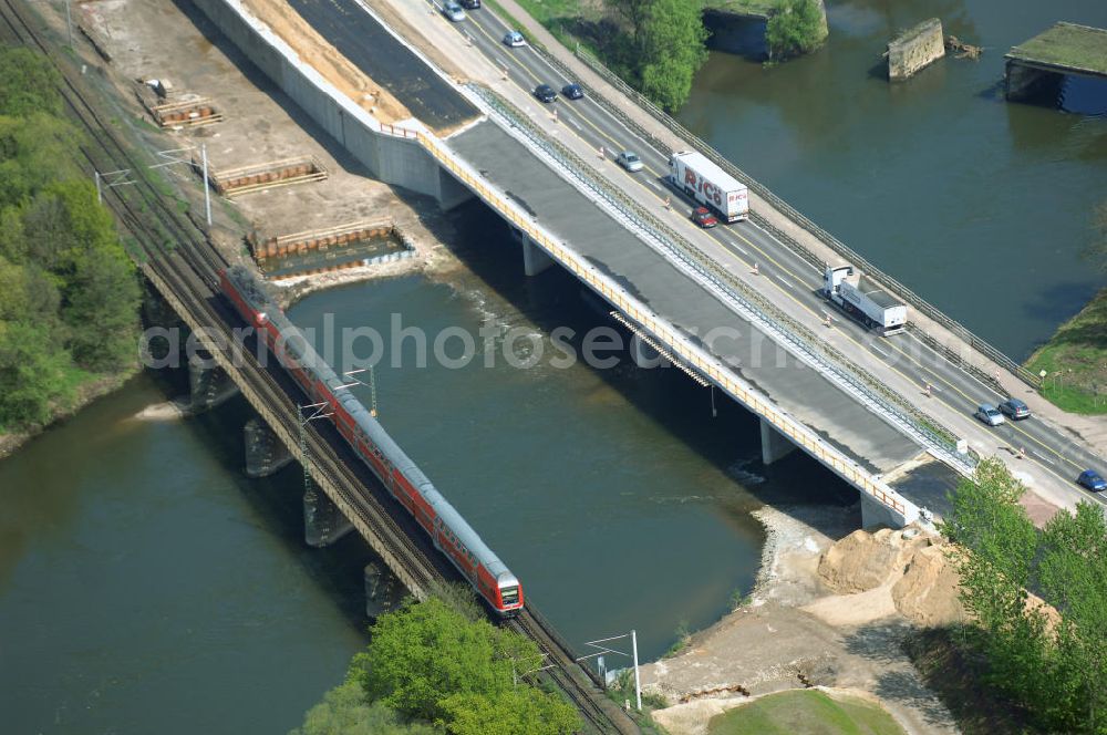 Aerial image Roßlau - Blick auf verschiedene Brückenbauwerke an der Baustelle zum Ausbau der B184 zwischen Dessau und Roßlau in Sachsen-Anhalt. Die B184 wird aufgrund des gestiegenen Verkehrsaufkommens 4-streifig über den Verlauf der Elbe hinweg ausgebaut.Bauherr ist der Landesbetrieb Bau Sachsen-Anhalt, die Projektleitung liegt bei SCHÜßLER-PLAN Berlin.