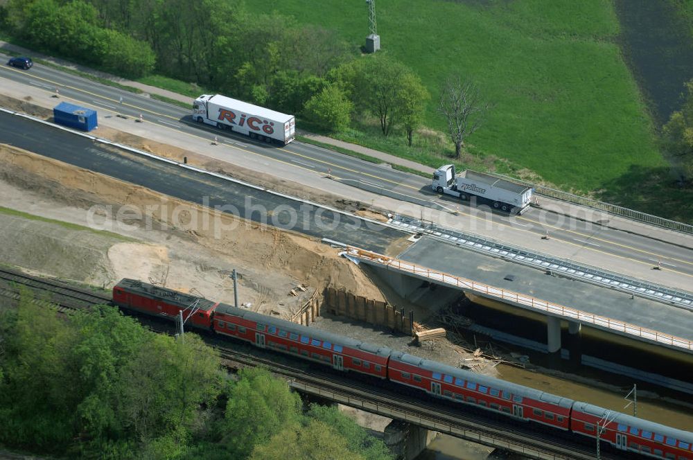 Roßlau from the bird's eye view: Blick auf verschiedene Brückenbauwerke an der Baustelle zum Ausbau der B184 zwischen Dessau und Roßlau in Sachsen-Anhalt. Die B184 wird aufgrund des gestiegenen Verkehrsaufkommens 4-streifig über den Verlauf der Elbe hinweg ausgebaut.Bauherr ist der Landesbetrieb Bau Sachsen-Anhalt, die Projektleitung liegt bei SCHÜßLER-PLAN Berlin.