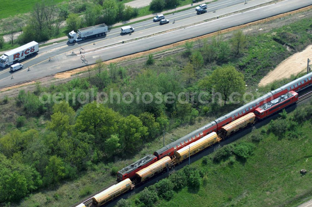 Aerial photograph Roßlau - Blick auf verschiedene Brückenbauwerke an der Baustelle zum Ausbau der B184 zwischen Dessau und Roßlau in Sachsen-Anhalt. Die B184 wird aufgrund des gestiegenen Verkehrsaufkommens 4-streifig über den Verlauf der Elbe hinweg ausgebaut.Bauherr ist der Landesbetrieb Bau Sachsen-Anhalt, die Projektleitung liegt bei SCHÜßLER-PLAN Berlin.