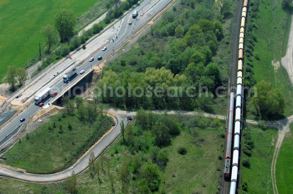 Roßlau from the bird's eye view: Blick auf verschiedene Brückenbauwerke an der Baustelle zum Ausbau der B184 zwischen Dessau und Roßlau in Sachsen-Anhalt. Die B184 wird aufgrund des gestiegenen Verkehrsaufkommens 4-streifig über den Verlauf der Elbe hinweg ausgebaut.Bauherr ist der Landesbetrieb Bau Sachsen-Anhalt, die Projektleitung liegt bei SCHÜßLER-PLAN Berlin.