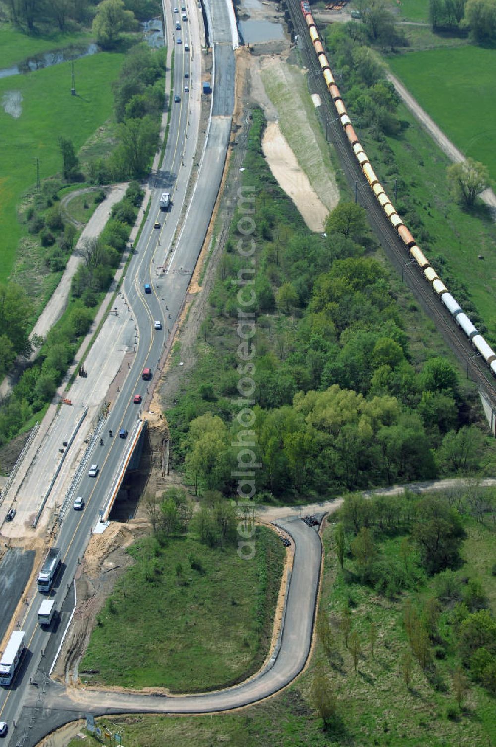 Aerial image Roßlau - Blick auf verschiedene Brückenbauwerke an der Baustelle zum Ausbau der B184 zwischen Dessau und Roßlau in Sachsen-Anhalt. Die B184 wird aufgrund des gestiegenen Verkehrsaufkommens 4-streifig über den Verlauf der Elbe hinweg ausgebaut.Bauherr ist der Landesbetrieb Bau Sachsen-Anhalt, die Projektleitung liegt bei SCHÜßLER-PLAN Berlin.