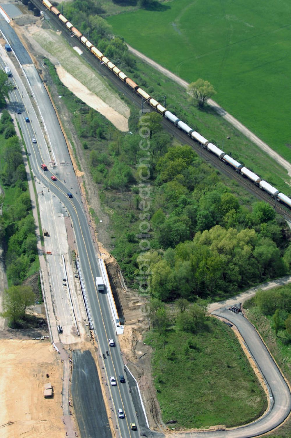 Aerial photograph Roßlau - Blick auf verschiedene Brückenbauwerke an der Baustelle zum Ausbau der B184 zwischen Dessau und Roßlau in Sachsen-Anhalt. Die B184 wird aufgrund des gestiegenen Verkehrsaufkommens 4-streifig über den Verlauf der Elbe hinweg ausgebaut.Bauherr ist der Landesbetrieb Bau Sachsen-Anhalt, die Projektleitung liegt bei SCHÜßLER-PLAN Berlin.