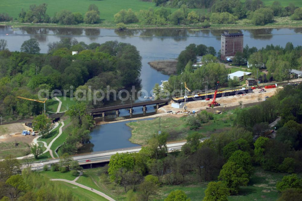 Roßlau from the bird's eye view: Blick auf verschiedene Brückenbauwerke an der Baustelle zum Ausbau der B184 zwischen Dessau und Roßlau in Sachsen-Anhalt. Die B184 wird aufgrund des gestiegenen Verkehrsaufkommens 4-streifig über den Verlauf der Elbe hinweg ausgebaut.Bauherr ist der Landesbetrieb Bau Sachsen-Anhalt, die Projektleitung liegt bei SCHÜßLER-PLAN Berlin.