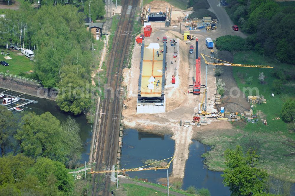 Aerial photograph Roßlau - Blick auf verschiedene Brückenbauwerke an der Baustelle zum Ausbau der B184 zwischen Dessau und Roßlau in Sachsen-Anhalt. Die B184 wird aufgrund des gestiegenen Verkehrsaufkommens 4-streifig über den Verlauf der Elbe hinweg ausgebaut.Bauherr ist der Landesbetrieb Bau Sachsen-Anhalt, die Projektleitung liegt bei SCHÜßLER-PLAN Berlin.