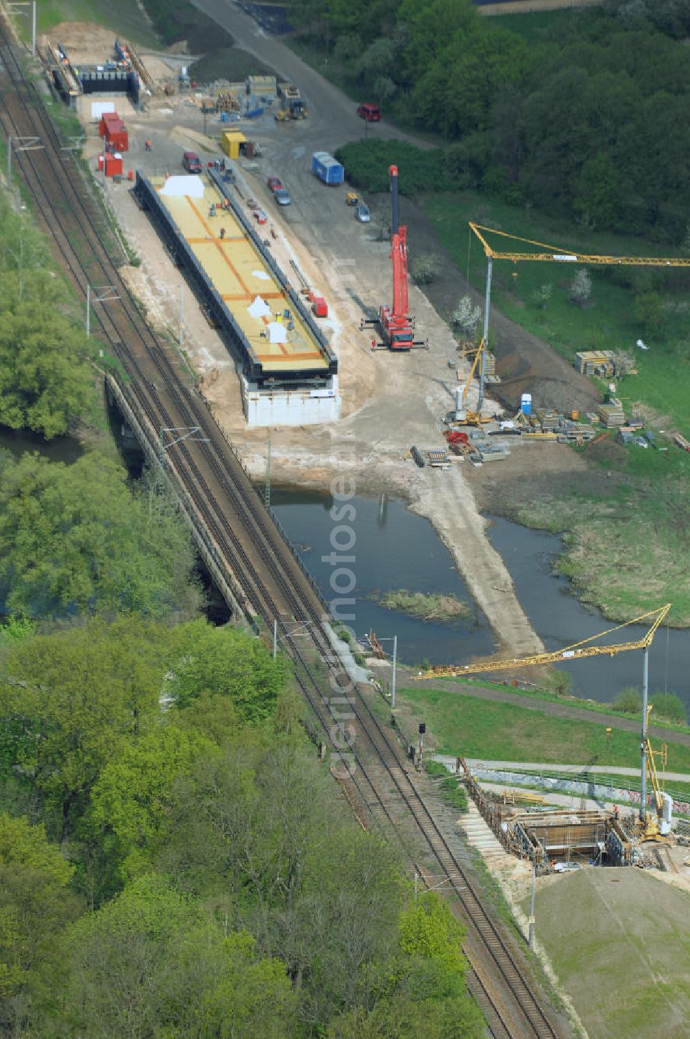 Roßlau from above - Blick auf verschiedene Brückenbauwerke an der Baustelle zum Ausbau der B184 zwischen Dessau und Roßlau in Sachsen-Anhalt. Die B184 wird aufgrund des gestiegenen Verkehrsaufkommens 4-streifig über den Verlauf der Elbe hinweg ausgebaut.Bauherr ist der Landesbetrieb Bau Sachsen-Anhalt, die Projektleitung liegt bei SCHÜßLER-PLAN Berlin.