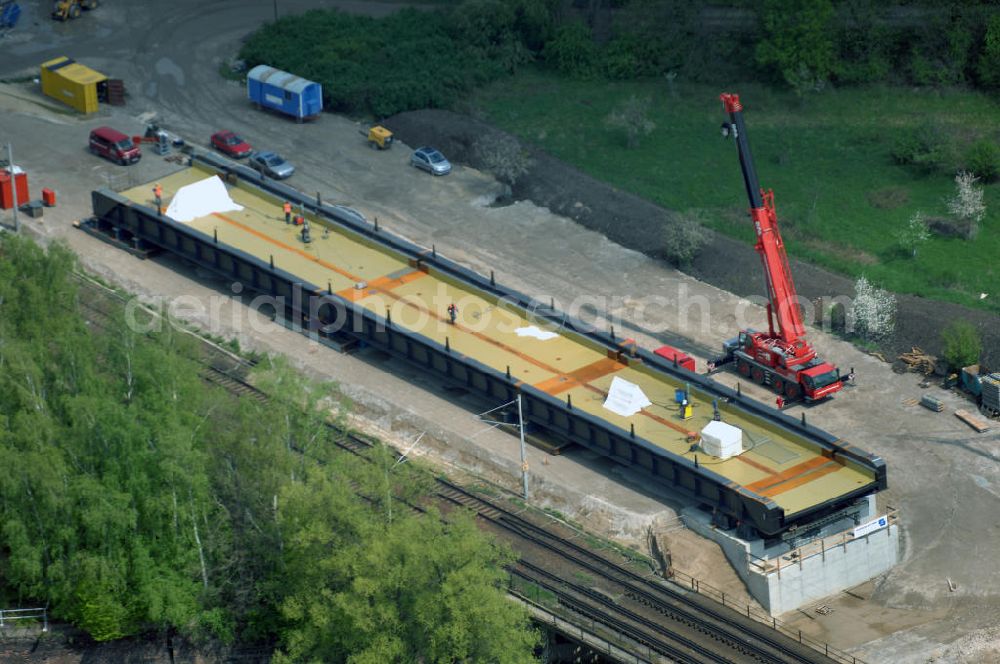 Roßlau from the bird's eye view: Blick auf verschiedene Brückenbauwerke an der Baustelle zum Ausbau der B184 zwischen Dessau und Roßlau in Sachsen-Anhalt. Die B184 wird aufgrund des gestiegenen Verkehrsaufkommens 4-streifig über den Verlauf der Elbe hinweg ausgebaut.Bauherr ist der Landesbetrieb Bau Sachsen-Anhalt, die Projektleitung liegt bei SCHÜßLER-PLAN Berlin.