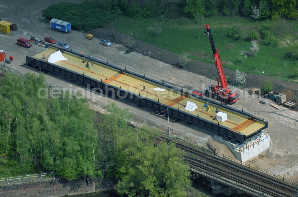 Aerial image Roßlau - Blick auf verschiedene Brückenbauwerke an der Baustelle zum Ausbau der B184 zwischen Dessau und Roßlau in Sachsen-Anhalt. Die B184 wird aufgrund des gestiegenen Verkehrsaufkommens 4-streifig über den Verlauf der Elbe hinweg ausgebaut.Bauherr ist der Landesbetrieb Bau Sachsen-Anhalt, die Projektleitung liegt bei SCHÜßLER-PLAN Berlin.