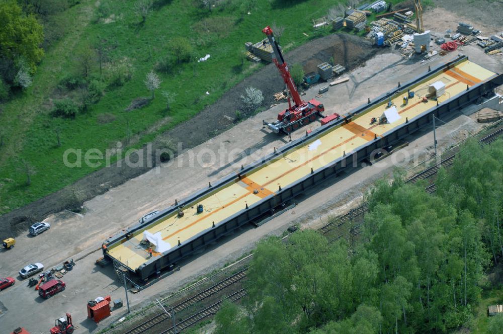 Aerial photograph Roßlau - Blick auf verschiedene Brückenbauwerke an der Baustelle zum Ausbau der B184 zwischen Dessau und Roßlau in Sachsen-Anhalt. Die B184 wird aufgrund des gestiegenen Verkehrsaufkommens 4-streifig über den Verlauf der Elbe hinweg ausgebaut.Bauherr ist der Landesbetrieb Bau Sachsen-Anhalt, die Projektleitung liegt bei SCHÜßLER-PLAN Berlin.